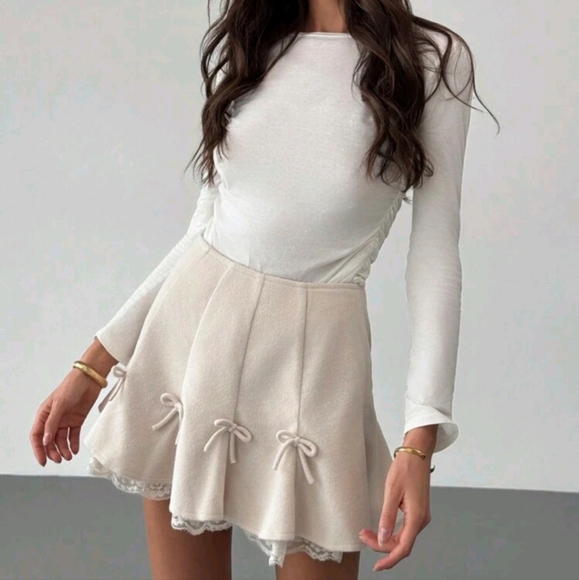 New Autumn/Winter Cute Bow Decor Lace Patchwork High-Waisted Mini Skirt - Picture 2 of 4